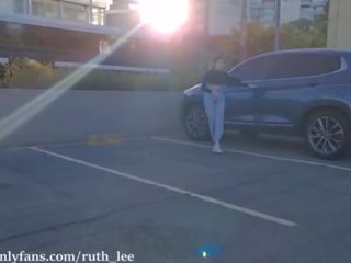 Splendid asszony maszturbál -ban a autó és van discovered által a rendőr